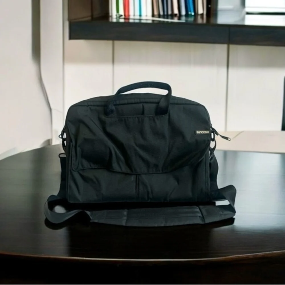 INCASE Black Canvas Laptop Briefcase Messenger Bag 14